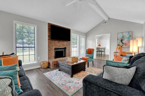 Ellendale Apartment | Glamorous 3BR 2BA Home Spacious Fenced Backyard
