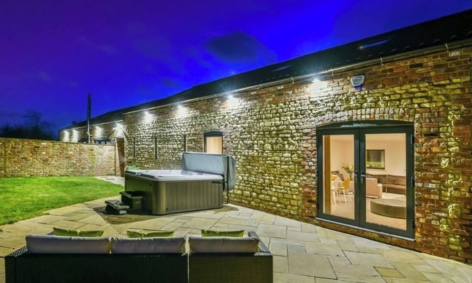 Lincoln House | Glebe Farm 4Br, Sleeps 11, Hot Tub, Pet Friendly