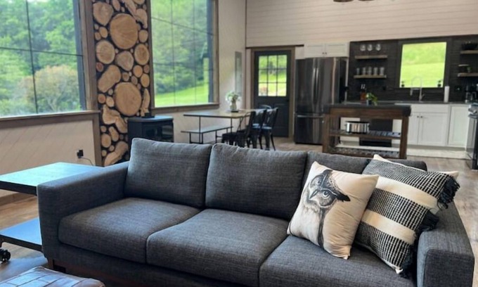 Highlands House | Golden Acres Barn with Hot Tub+Firepit+Game Loft, & Mountain views, creek access