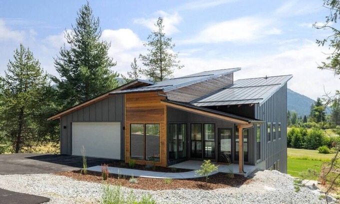 Sandpoint House | Golfer's Paradise with HOT TUB and Mountain Views
