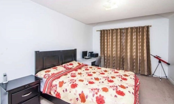 Brampton House | Good closer to Pizaa, grocery, bus stop