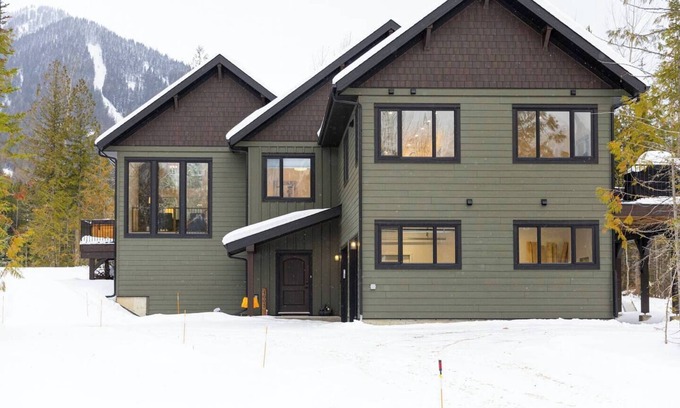 East Kootenay Ski Chalet | Gorgeous 4 Bedroom with Hot Tub. A/C