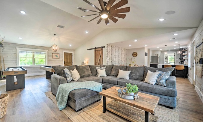 Canyon Lake Cabin | Gorgeous Cabin w/Pergolas, Walk to River!