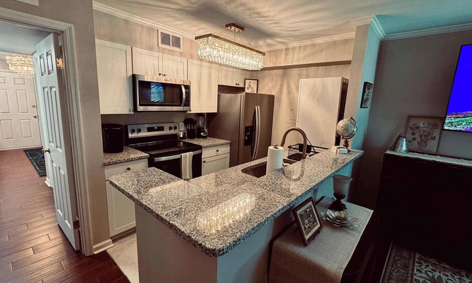 Auburn Condo | Gorgeous Condo across from Vet School - King Bed, Full Kitchen, Pool