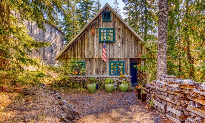 Government Camp Ski Chalet | Gorgeous custom-built chalet with fireplace & home office - walk to ski/hiking
