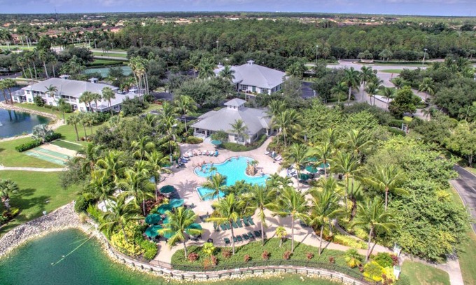 Naples House | **Gorgeous First Floor Villa in Greenlinks of Lely -Relax by the Pool, Golf at 2 Courses or Enjoy Happy Hour Next Door!**