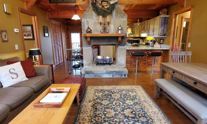 Zoe Cabin | Gorgeous Luxury Chalet. Huge See-Thru Stone Fireplace. Private, Hot Tub, Wi-Fi.