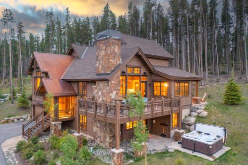 Corkscrew Flats House | GORGEOUS modern estate private ski SHUTTLE! Hot Tub, hiking trail to town, fire pit, even a SONIC ice maker!