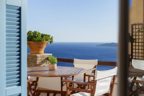 Ydrousa House | Grand Blue Terrace - Island house by Hostandros