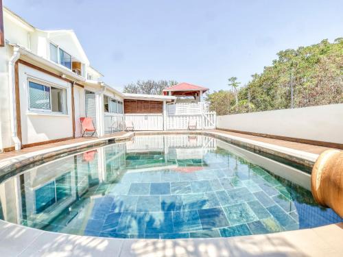 La Possession House | Grande maison familiale avec jeux et terrasse près de Saint-Denis - FR-1-786-46