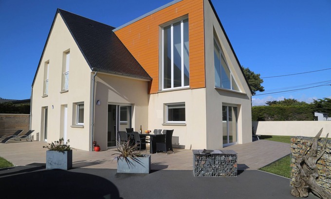 Saint-Germain-sur-Ay Villa | Grande Villa Bord de mer - A 200 Mètres de la Plage