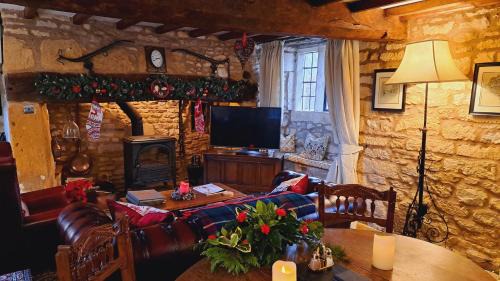 Cutsdean House | Graziers Cottage - character Cotswold cottage with inglenook, parking and pub nearby