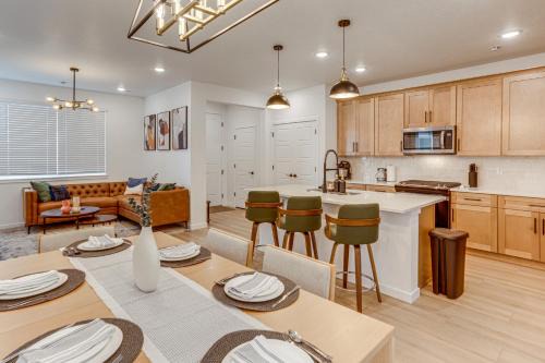 Aurora House | Great for Families! Newly Built Home in Aurora