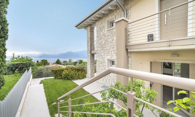 Albisano Apartment | GREAT LAKE VIEW - PRIVATE GARDEN - JACUZZI
