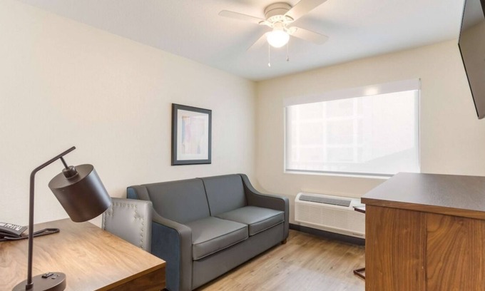 Merry Oaks House | Great Relaxing Overnight Stay! 3 Convenient Units, Easy Access to Downtown