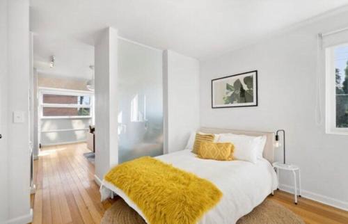 St Kilda Apartment | Great St Kilda location with free parking onsite