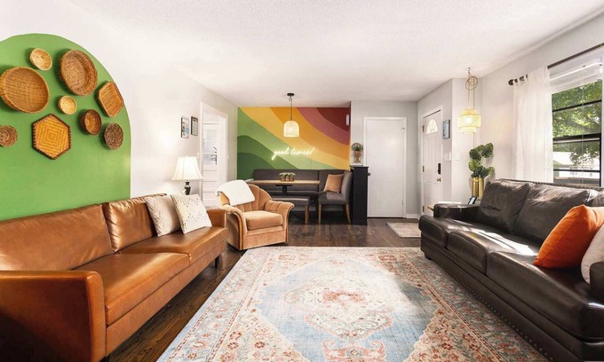 Lee's Summit House | Great Stay in Lee's Summit Sleeps10 Put-Put Golf