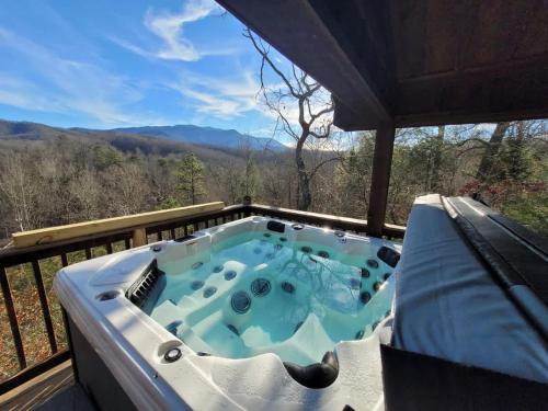 Gatlinburg House | Great View Location Studio Log Cabin Hot Tub