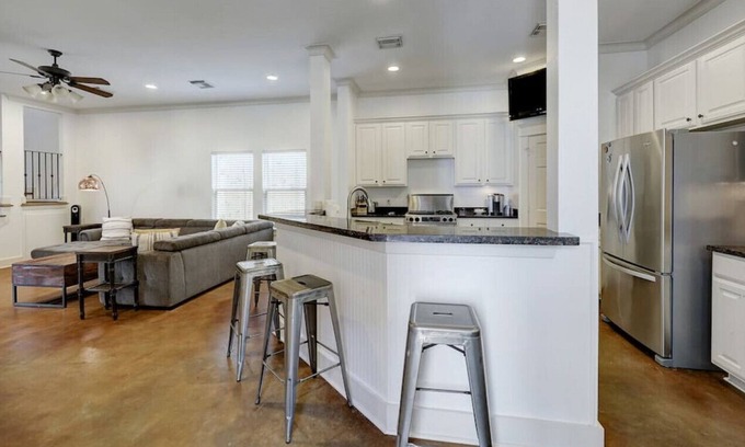 Shady Acres House | Greater Heights 3/2.5 Stunning