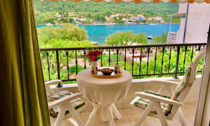 Grebastica Apartment | Grebastica beachfront apartment