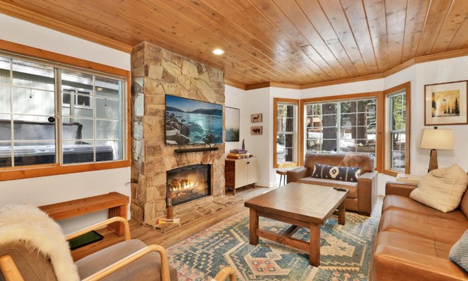 Big Bear Lake Ski Chalet | Green Canoe Cabin- Hot Tub- Smart TVs- BBQ- Relaxing Central Moonridge Chalet