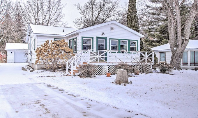 Markesan Cottage | Green Lake Vacation Home w/Screened Porch!