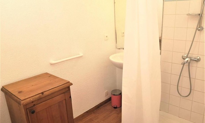 La Joue du Loup Apartment | Ground floor, terrace, parking, tv, ski locker, 25m², La Joue du Loup
