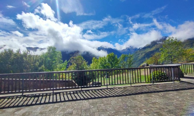Cathervielle House | Guest House 'La Vingt-Sept - Chambre 4 Pers' with Mountain View, Shared Terrace and Private Garden