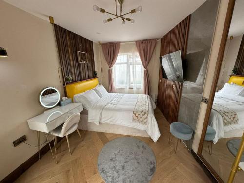 Barkingside Apartment | Guest suite with hot tub and sauna
