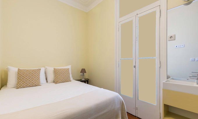 Lisbon Old Town Apartment | GuestHouse - Double Room with Private Bathroom (Room 4 Jofiel)