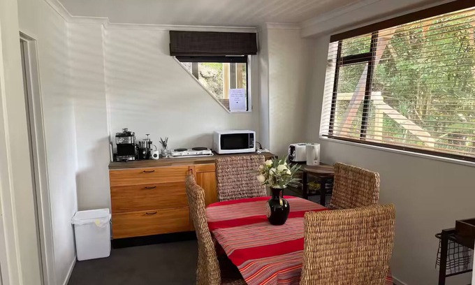 Hamilton North Apartment | Gully Retreat - Near FMG stadium