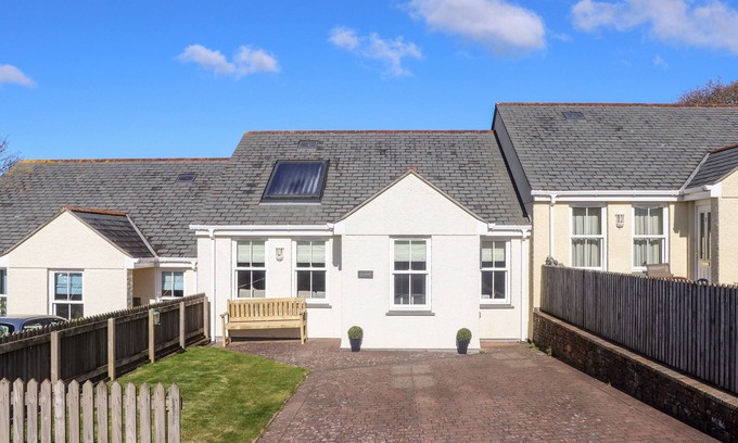 Truro Cottage | GWEAL, family friendly, with a garden in Shortlanesend