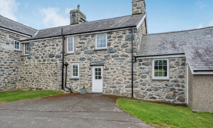 Dyffryn Ardudwy House | GWRTHEYRN, pet friendly, character holiday cottage in Dyffryn Ardudwy