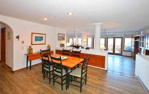 Avalon House | H1858 - Hamilton Cove Villa 18-58