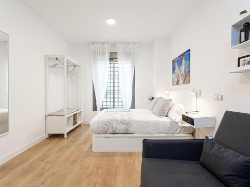 La Merced Apartment | H2M Dos Aceras Loft ground floor, air conditioning, wifi