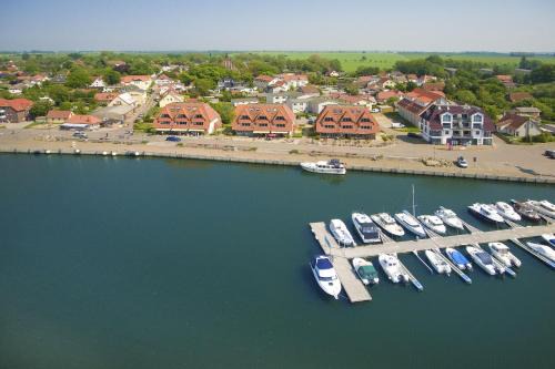 Wiek Apartment | hafennahe Ferienwohnung mit Balkon und Meerblick - Hafenhäuser Wiek Wohnung 13