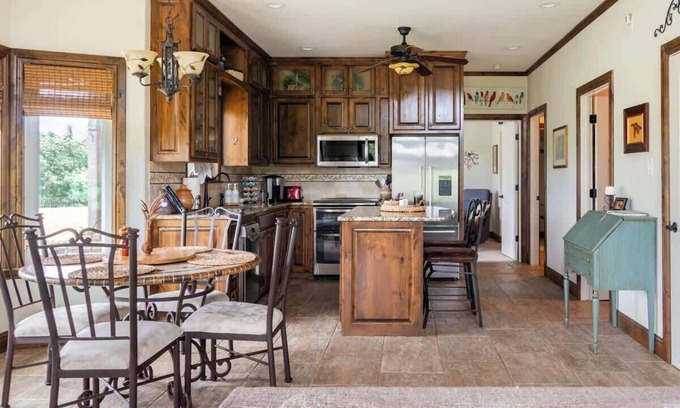 Waco House | Hailey's Cottage on Small Farm-16 minutes to Silos