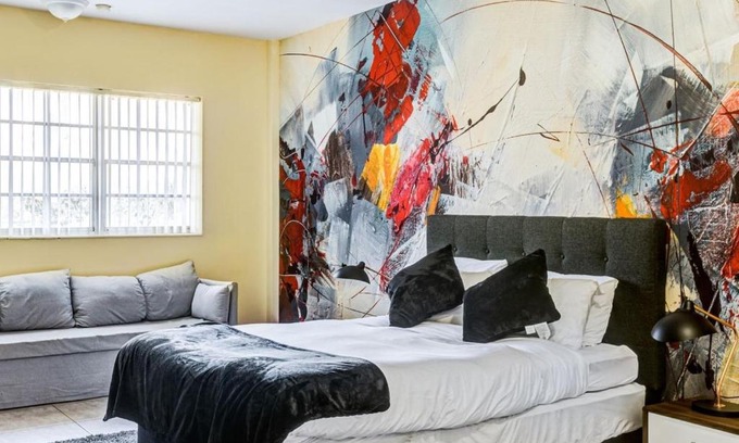Hallandale Beach Apartment | Hallandale Poolside Studio Bliss with Parking