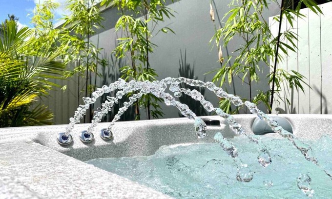 Edge Hill House | Hamptons Spa Villa - Luxury 3 bedroom 2 bathroom with outdoor Hot tub