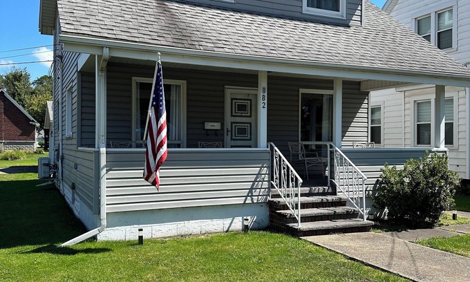 Conneaut House | Hanks Harbor, 1/4 mile from Marina and Beach
