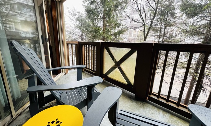 Snowshoe Condo | Heart of Village Mountain Condo Ski In/Ski Out