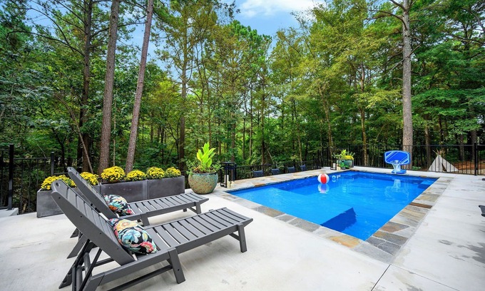 Broken Bow Cabin | Heated Pool | Secluded | Dog Friendly | Hot Tub