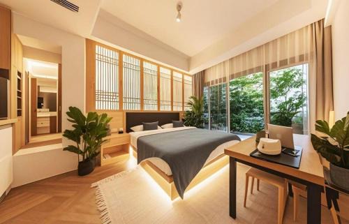 Emeishan House | Heinemann Hotel standard king room Building A with a jacuzzi and a local