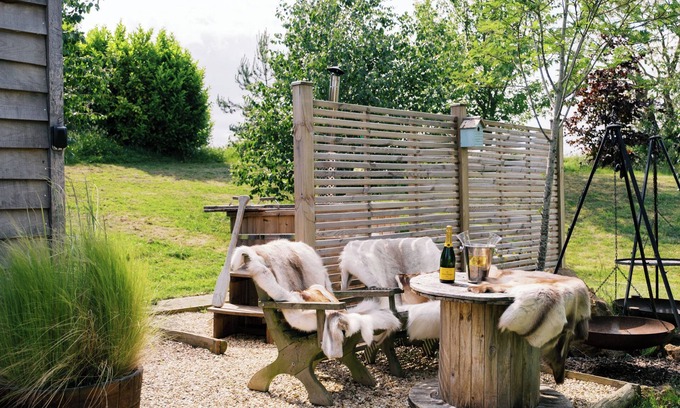 Redmile Cabin | Herbie's Shepherd's Hut - Sleeps 2 & Hot Tub