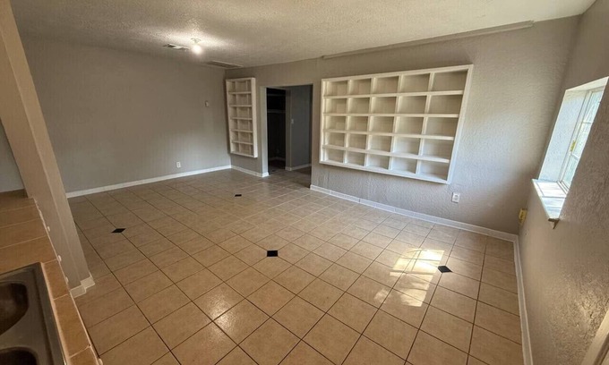 Northside Apartment | Hidden Gem 2BR Wi-Fi parking