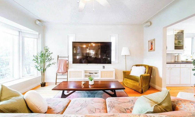 Edmonton House | Hidden Gem Home-HotTub-Firetable-King Bed-BBQ/Deck