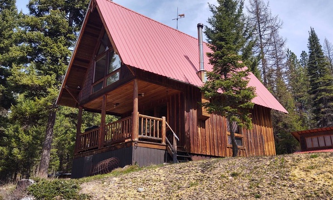 Condon Cabin | Hidden Mountain Cabin on the Swan River | Two Loft Bedrooms | WiFi