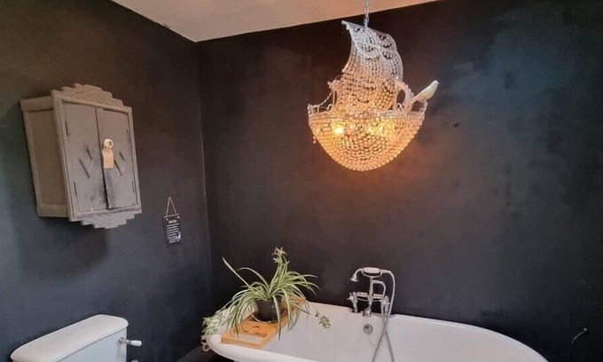 Cheltenham Cottage | Hideaway Cottage - Romantic - Fireplace - Quirky