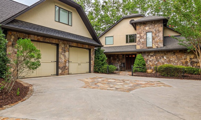 Helen House | Hideaway Manor - Luxury Home w/Hot Tub just Minutes Away from Downtown Helen