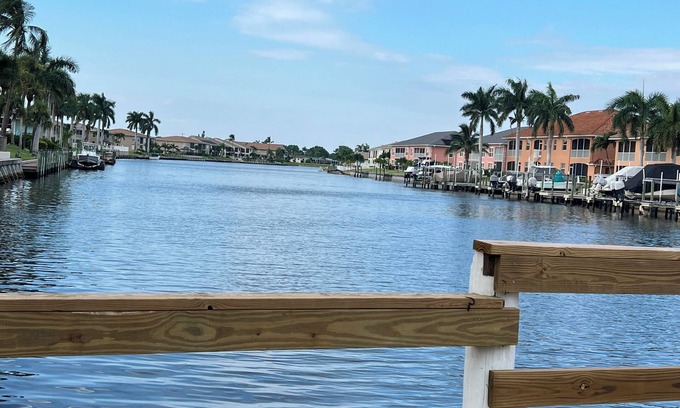 Caloosahatchee Hotel | Hideaway Waterfront Resort